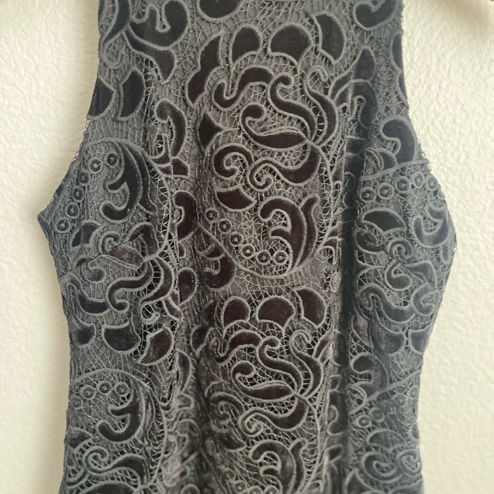 Donna Karan Embroidered Sleeveless Sheath
Dress - Picture 6 of 11